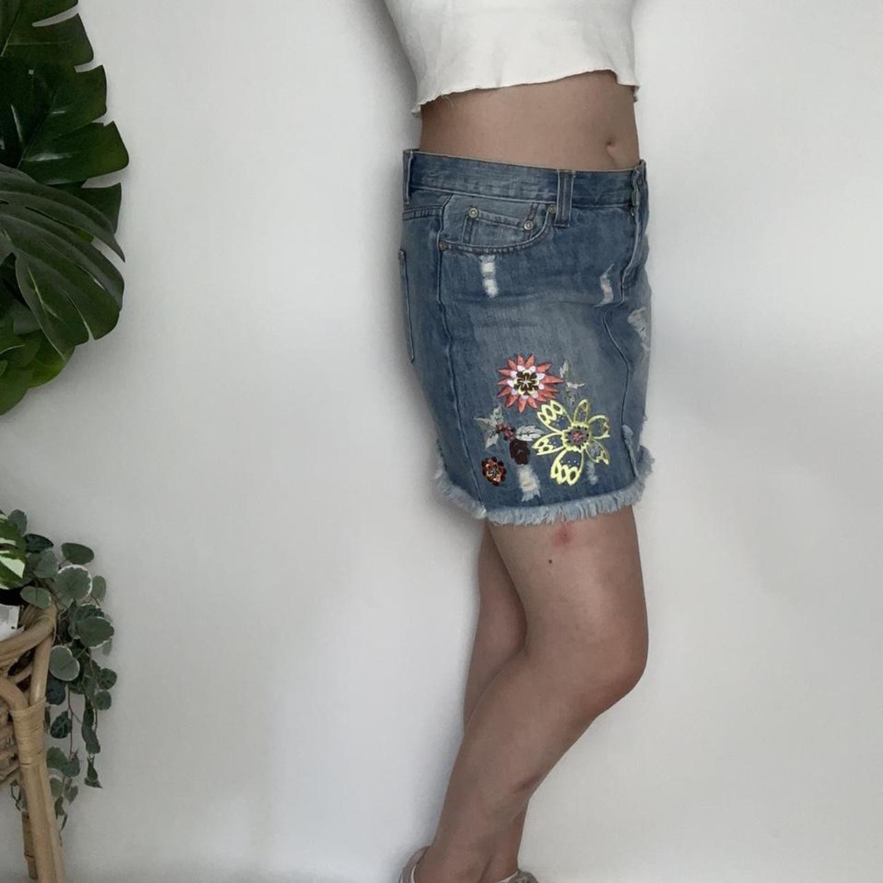 HOLIDAY HEATWAVE 🌴 Cute y2k deadstock vintage floral embroidered mini skirt
