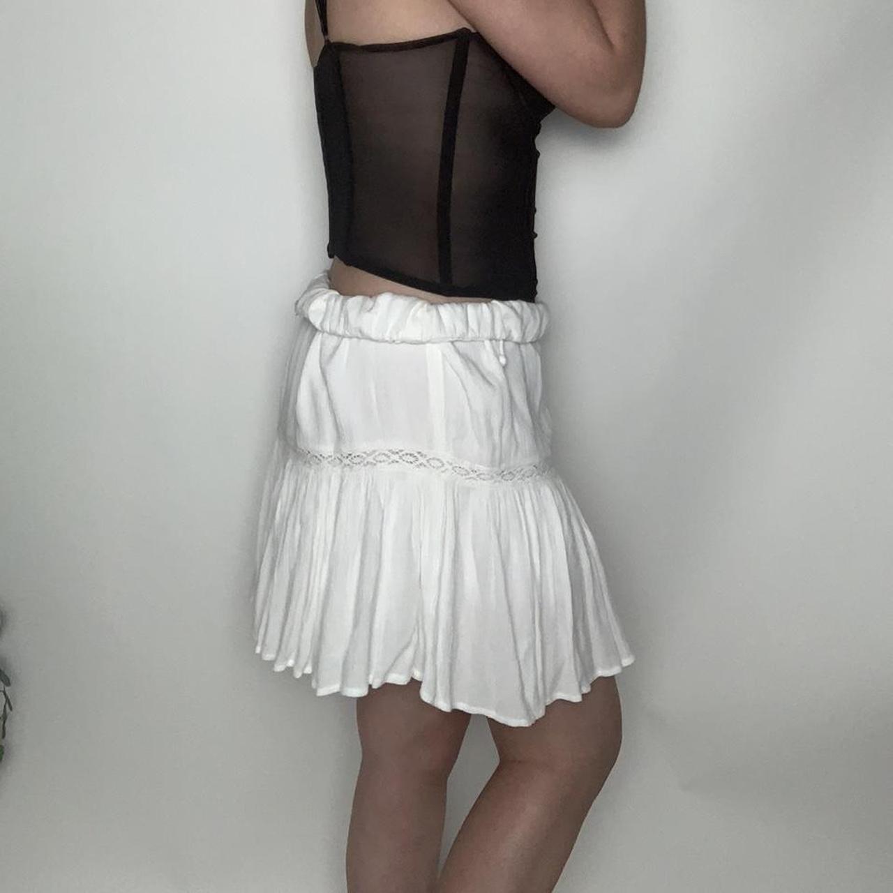Y2K COOL GIRL 🧞‍♀️ vintage y2k white flowy mini skirt