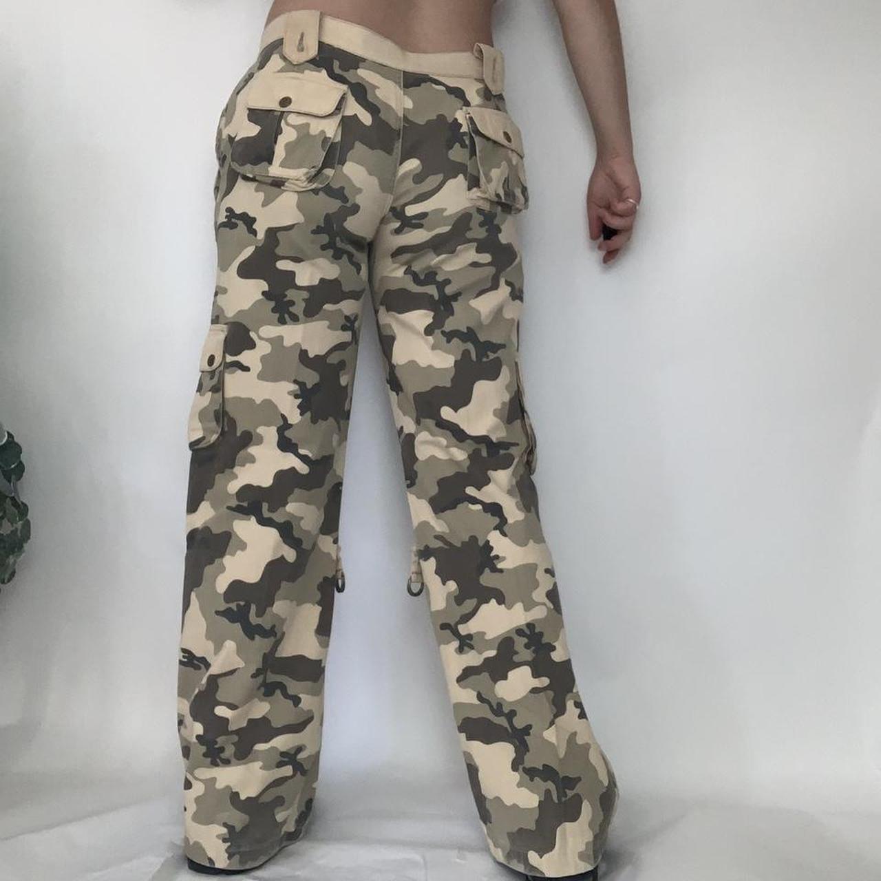 Y2K COOL GIRL 🧞‍♀️ vintage 90s army camo low-waisted cargo trousers