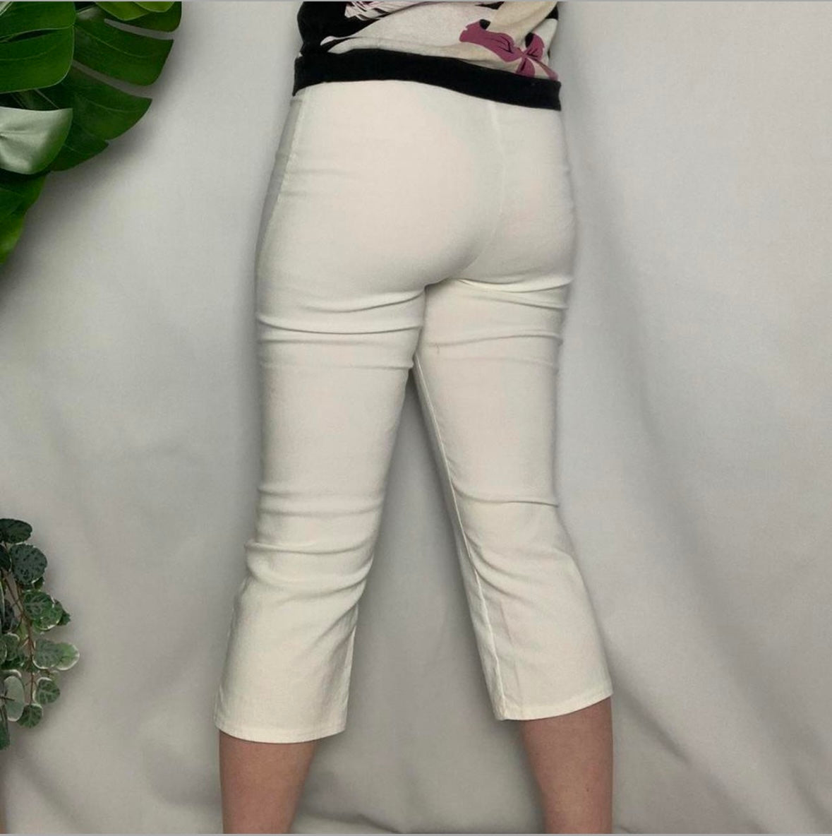 Stunning beaded stretchy vintage y2k 3/4 length capri pants